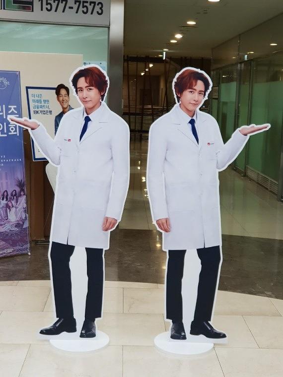 아이딘스페이스_양면등신대, 철제거치대