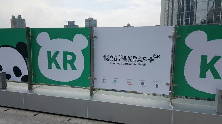 국내 최고 쇼핑몰 ·롯데 월드몰 : 기둥랩핑장면 · LG 방염 · 솔벤출력 ·( 출력 ·시공 )