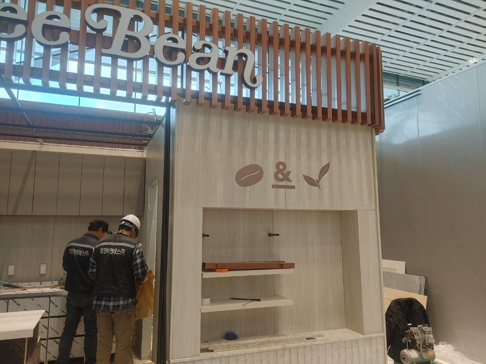 11/26 커피빈 인천공항점 사인물 제작 및 시공