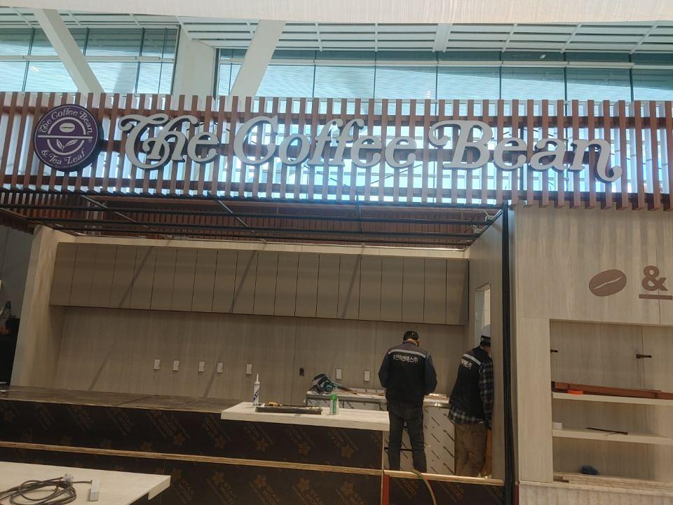 11/26 커피빈 인천공항점 사인물 제작 및 시공