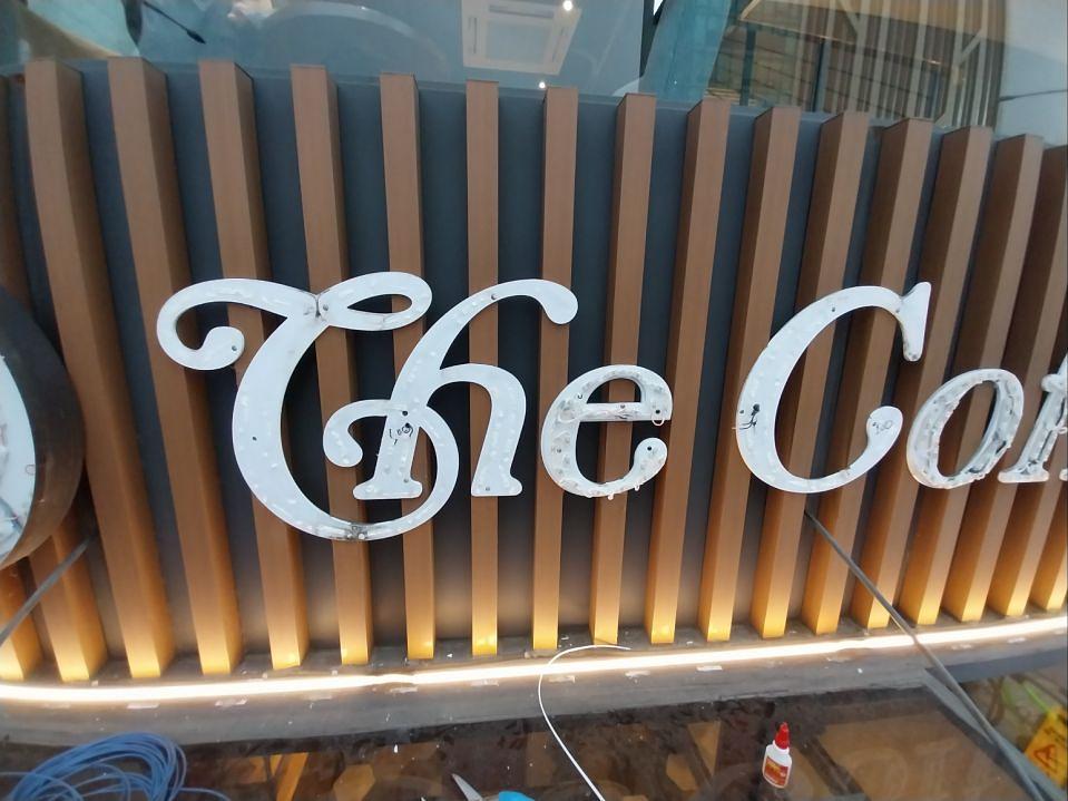 12/5 커피빈 신사점 사인물 제작 및 시공