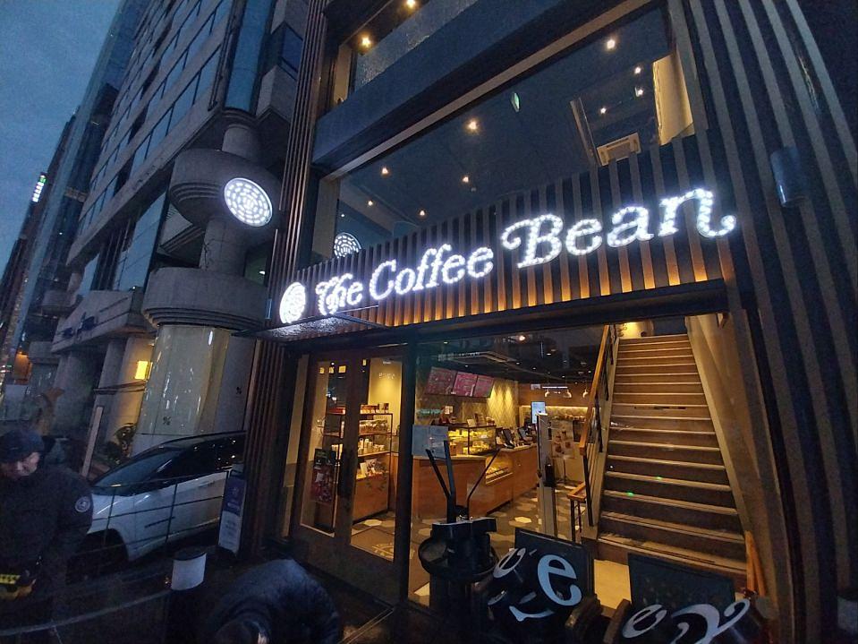 12/5 커피빈 신사점 사인물 제작 및 시공