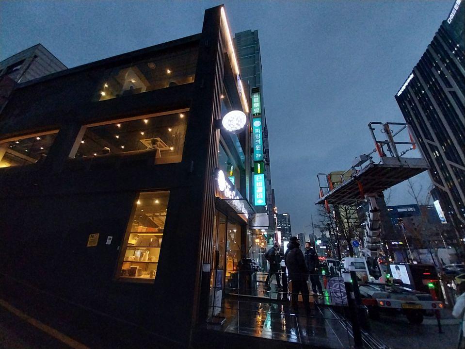 12/5 커피빈 신사점 사인물 제작 및 시공