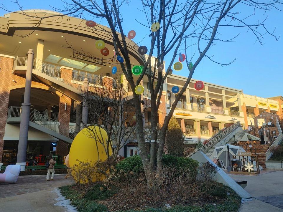 1/24 파주 신세계 아울렛 M&M 팝업스토어 제작 및 시공